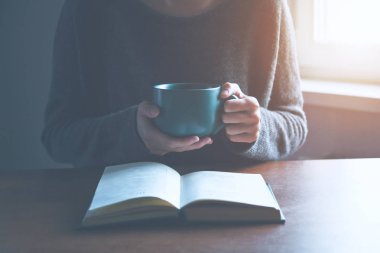 kitap ve okuma eller