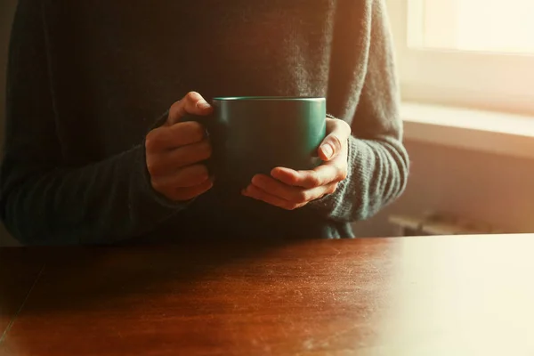 Руки девушки с чашкой кофе — стоковое фото