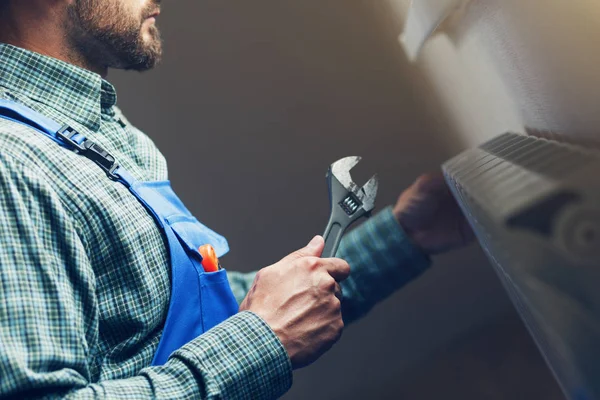 Hombre de servicio con llave inglesa — Foto de Stock