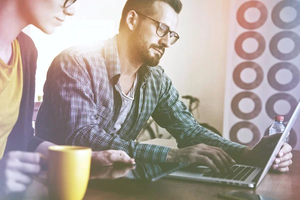 Mann und Frau arbeiten mit Laptop — Stockfoto