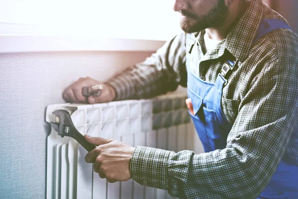 Homem de serviço fixando radiador — Fotografia de Stock