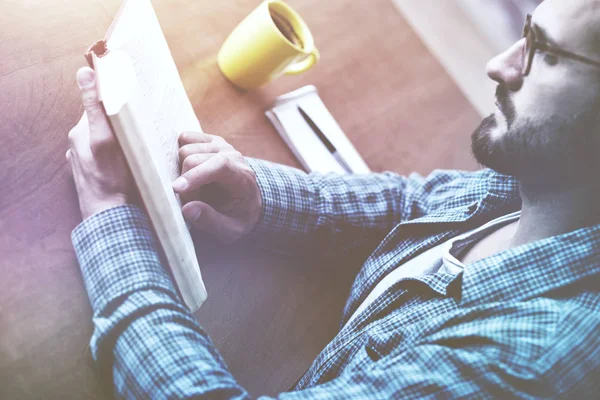 Hombre leyendo libro en casa — Foto de Stock