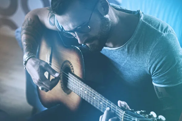 Knappe man spelen akoestische gitaar — Stockfoto