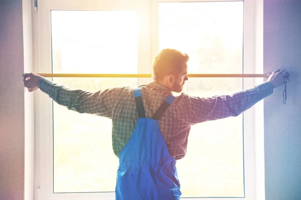 Service man with measure tape — Stock Photo, Image