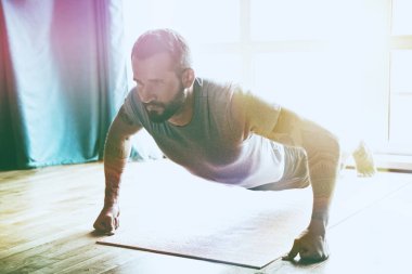 Push-up egzersiz yapan erkek