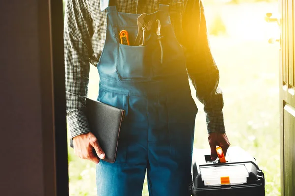 Hombre de servicio con herramientas — Foto de Stock