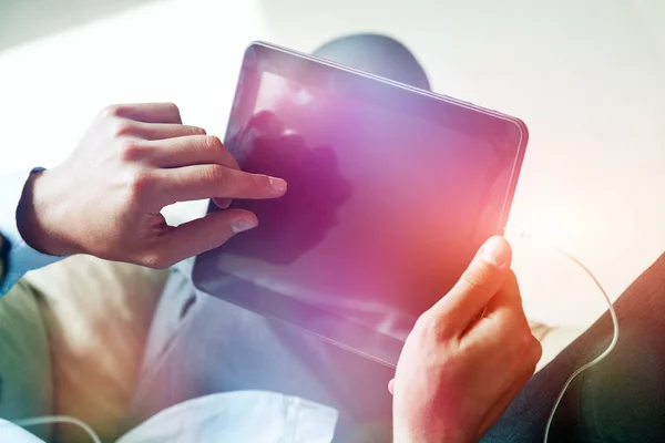 Mãos masculinas segurando tablet digital — Fotografia de Stock