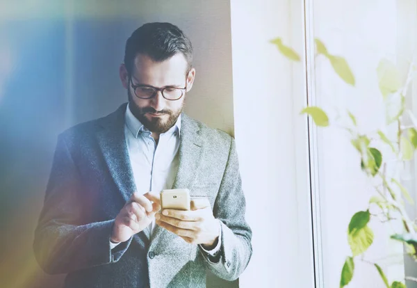 Affärsman med smart telefon — Stockfoto