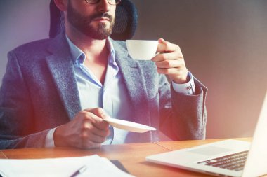 Ofiste kahve içme işadamı