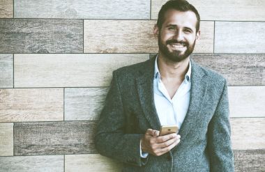 akıllı telefon kullanan iş adamı