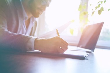 işadamı el kalemle yazma