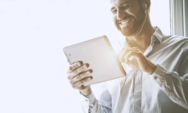 Dijital tablet ile gülümseyen iş adamı — Stok fotoğraf