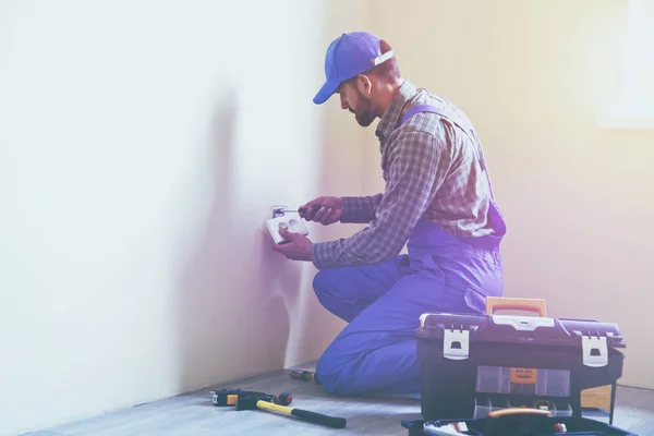 Service man installing power socket — Stock Photo, Image