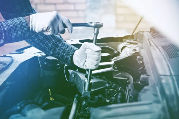 Automechaniker bei der Arbeit — Stockfoto