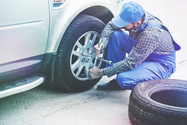 Mechaniker wechselt Autoreifen — Stockfoto