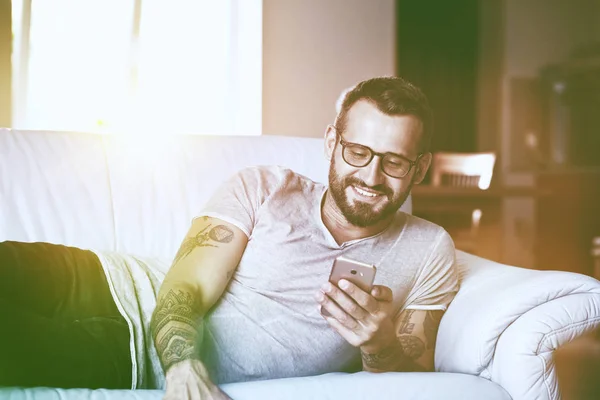 Usmívající se muž s chytrý telefon — Stock fotografie