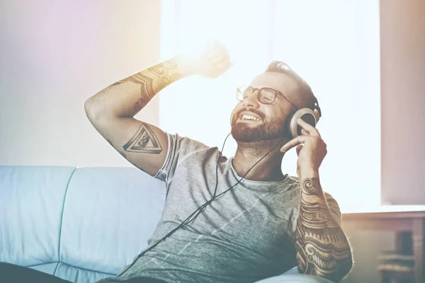 Щасливий емоційний чоловік слухає — стокове фото