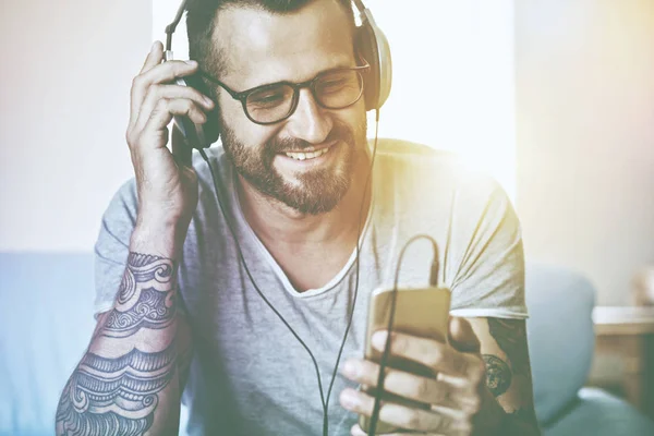 Smiling man listening to music — Stok fotoğraf