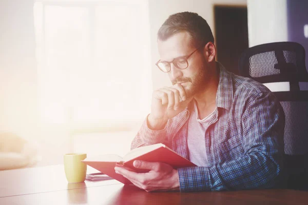 Hombre leyendo libro — Foto de Stock