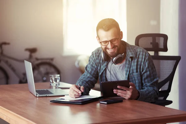 Smiling man with digital tablet — Stock Photo, Image