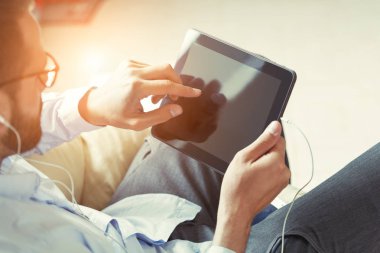 Dijital tablet ile işadamı 