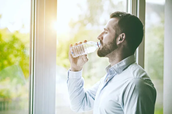 Hombre bebiendo botella de agua — Foto de Stock