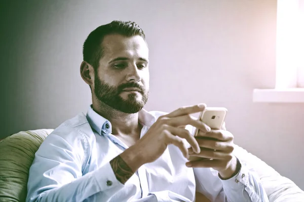 Przystojny biznesmen przy użyciu telefonu — Zdjęcie stockowe