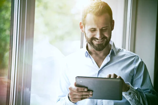 Dijital tablet holding gülümseyen iş adamı — Stok fotoğraf