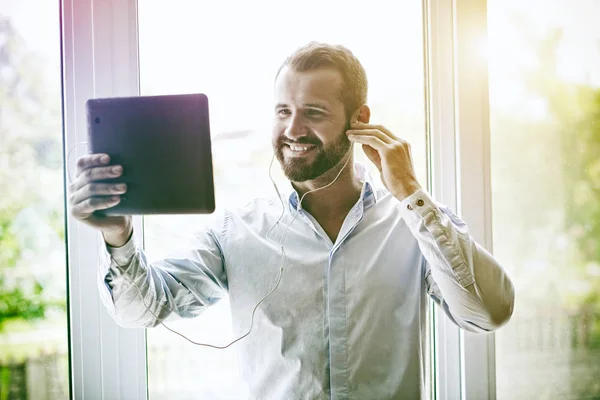 Dijital tablet ile gülümseyen iş adamı — Stok fotoğraf