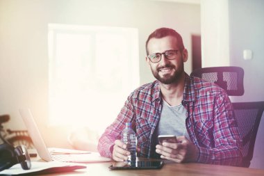 gülümseyen adam akıllı telefon ile 