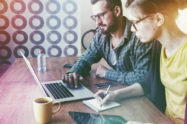 yakışıklı erkek ve kadın çalışma