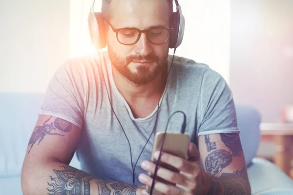 Man lyssnar på musik — Stockfoto