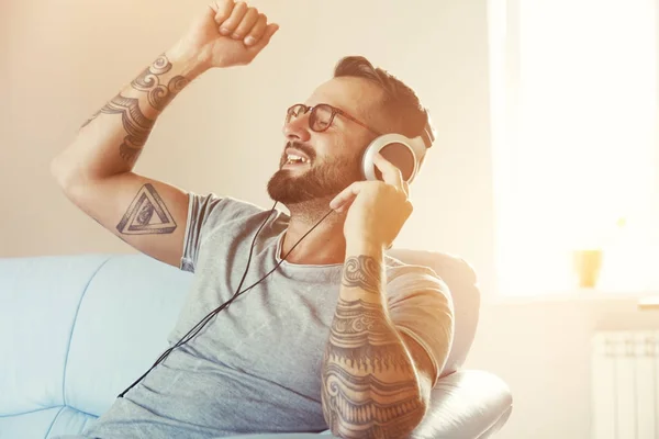 Glücklicher emotionaler Mann, der Musik hört — Stockfoto