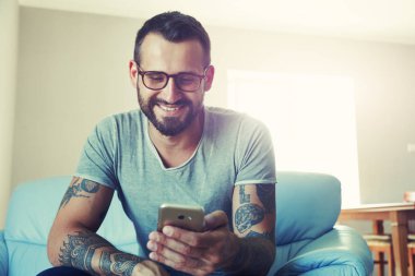 adam akıllı telefon ile 