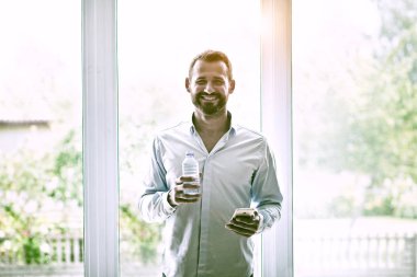 işadamı holding su ve smartphone