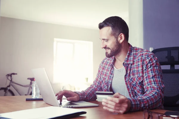 Man met kredietkaart en laptop — Stockfoto