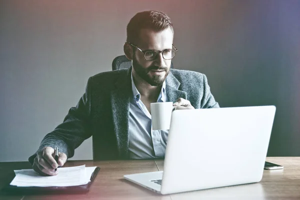 Uomo d'affari bere caffè con computer portatile — Foto Stock