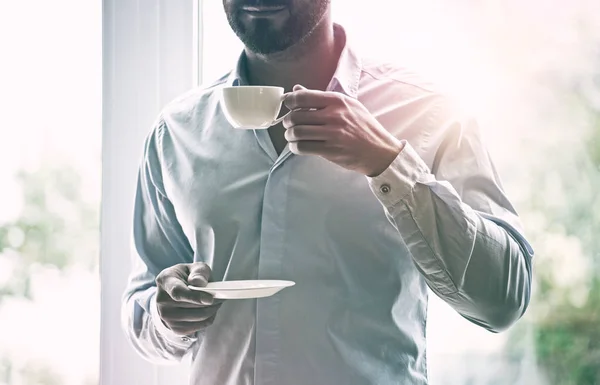 Uomo d'affari in possesso di una tazza di caffè — Foto Stock