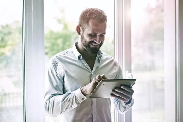 Biznesmen trzymający tablet cyfrowy — Zdjęcie stockowe