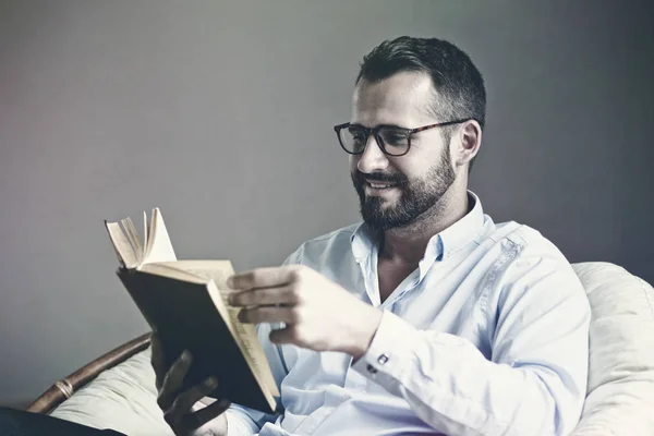 Homem leitura livro — Fotografia de Stock