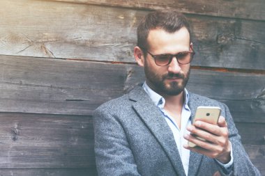 dizüstü bilgisayar ile kahve içmek işadamı