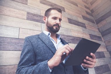 dizüstü bilgisayar ile kahve içmek işadamı