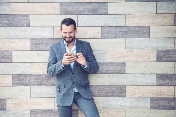 Hombre de negocios beber café con portátil —  Fotos de Stock