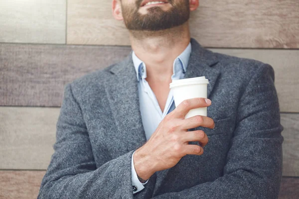 Przystojny Biznesmen Przerwie Trzymając Papier Porannej Kawy — Zdjęcie stockowe