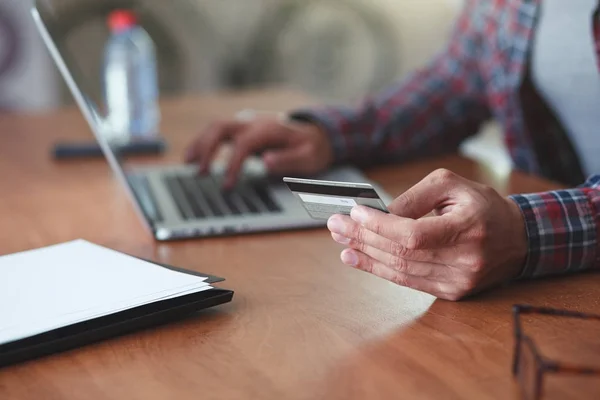 Homem Segurando Cartão Crédito Usando Laptop Compras Online — Fotografia de Stock