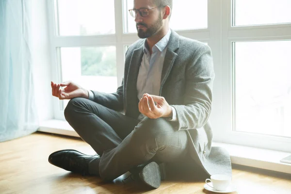 Affärsman Gör Yoga Lotus Pose — Stockfoto