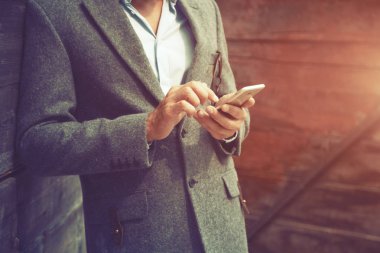 telefon kullanarak iş adamı ele