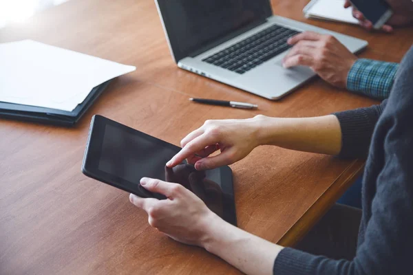 Pria Dan Wanita Bekerja Sama Dengan Tablet Digital Dan Laptop — Stok Foto