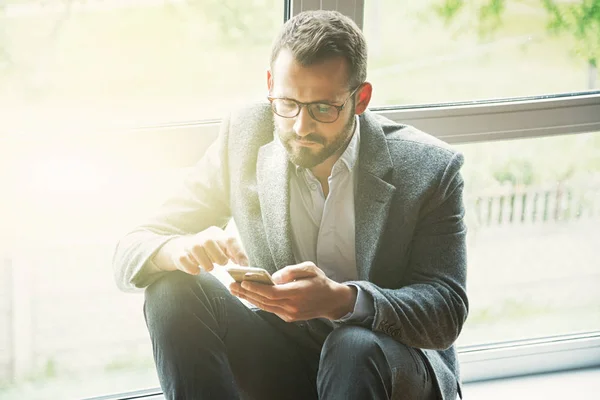 Homem Negócios Sorridente Com Tablet Digital Fones Ouvido Chamando Com — Fotografia de Stock