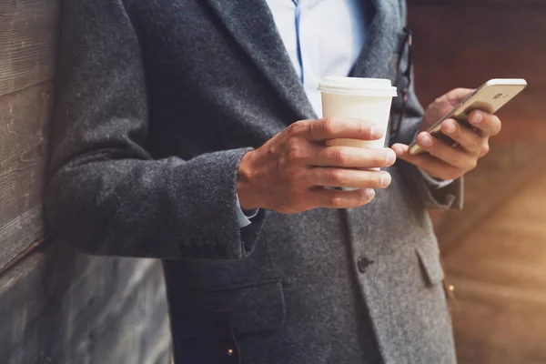 Affärsman Hand Hålla Morgonkaffe Och Läsande Telefonerna — Stockfoto